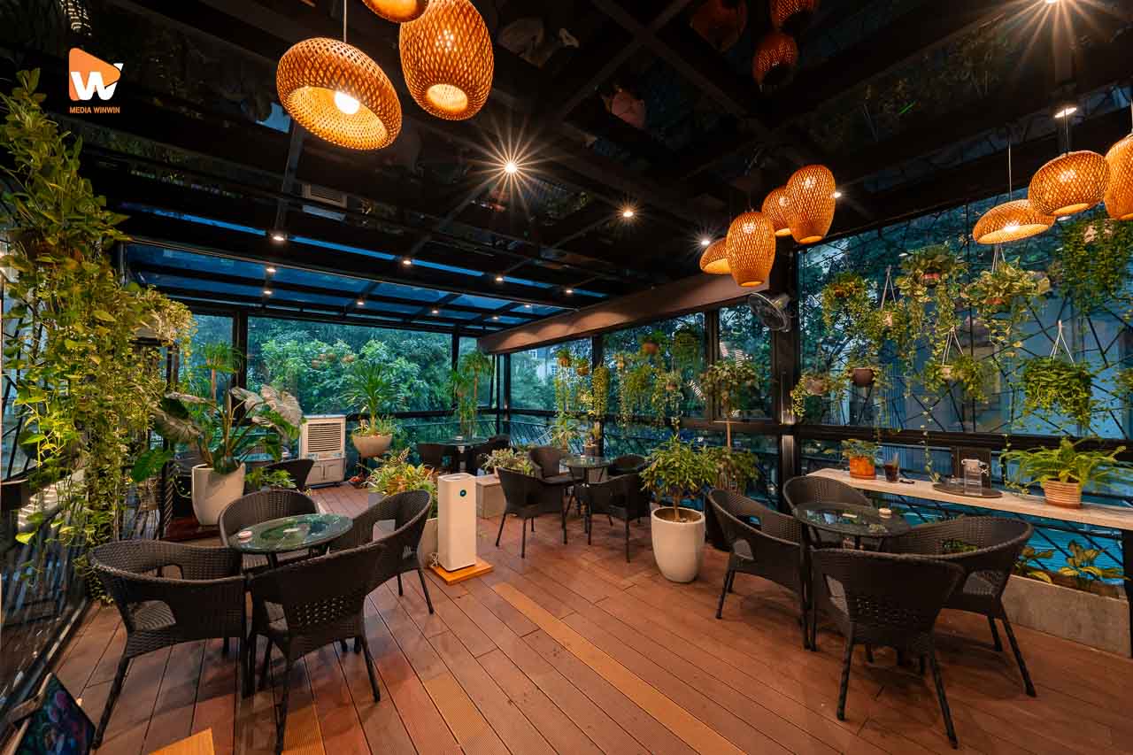 Chụp ảnh sân vườn mái kính Cafe Alex trong Zen Spa & Tea - Media WinWin